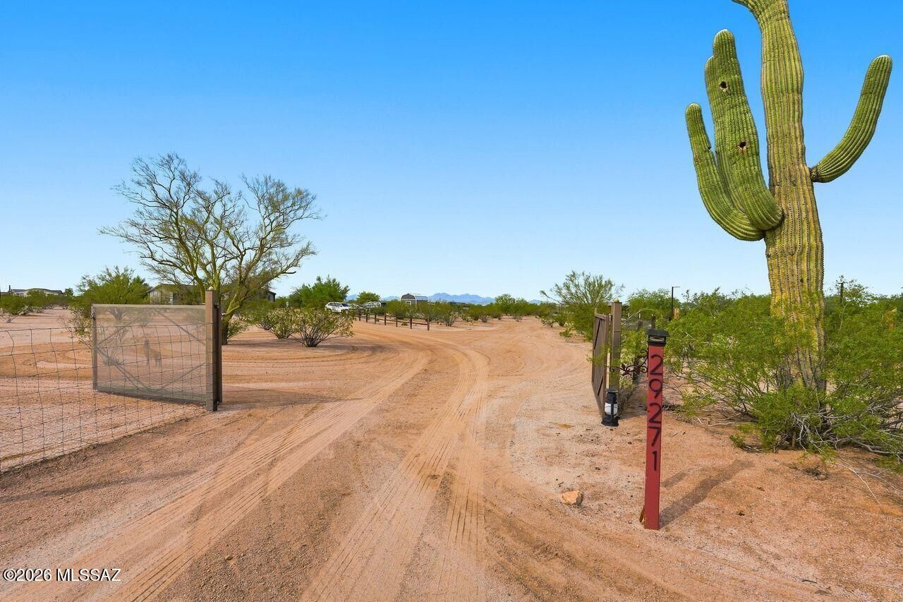 Property Photo: 29271 E Eagle Ridge Trail AZ 85658