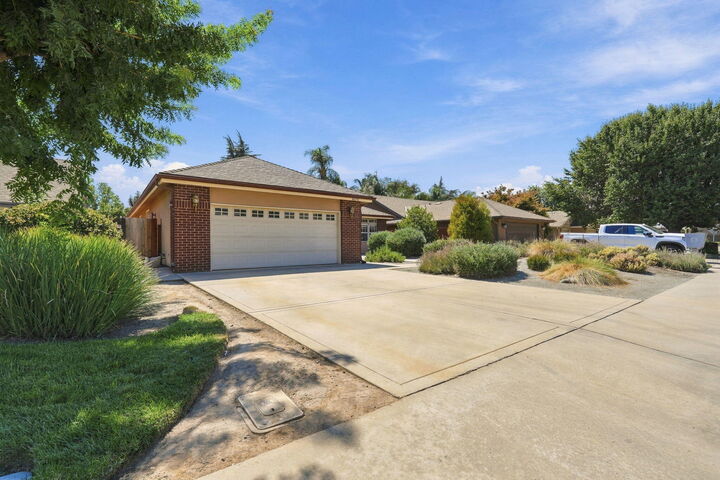 Property Photo:  2139 E Kaweah Court  CA 93292 