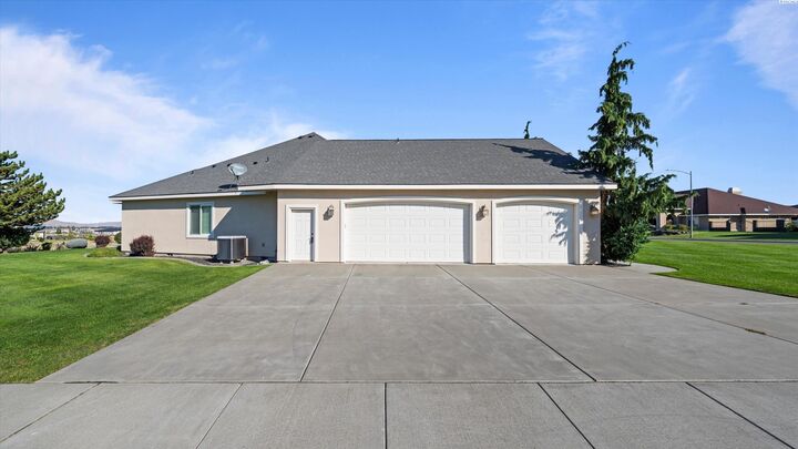 Property Photo: 934 Allenwhite Dr WA 99352