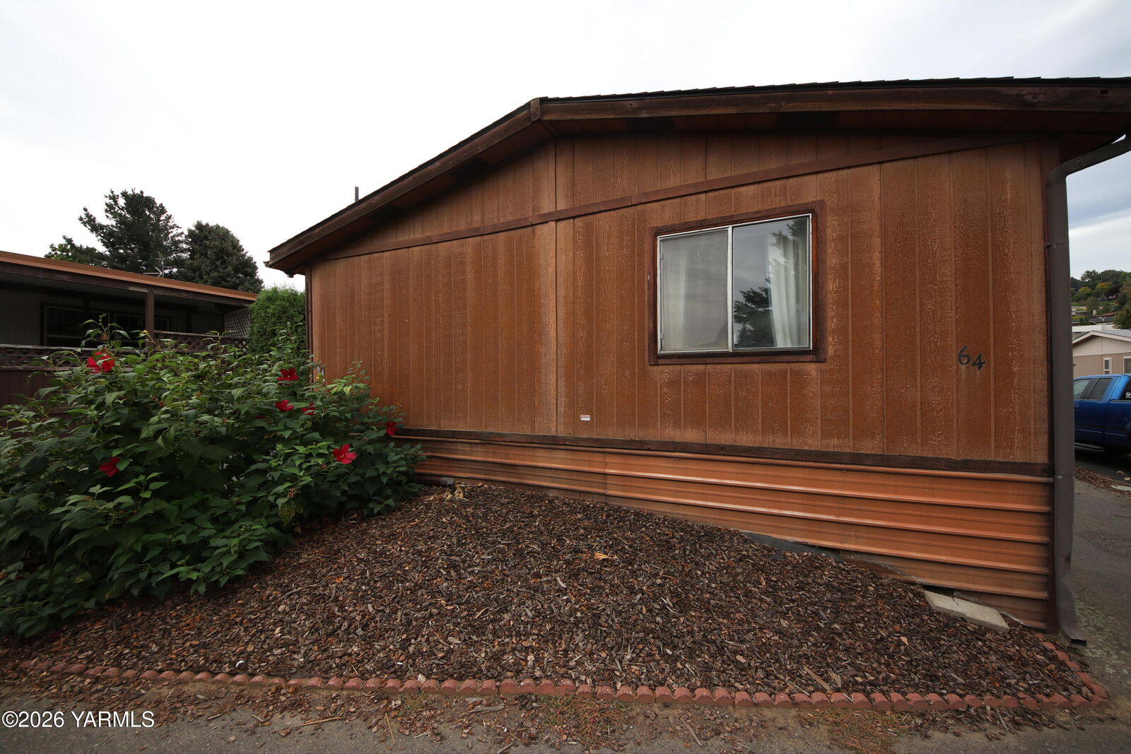 Property Photo: 802 N 40th Ave WA 98908