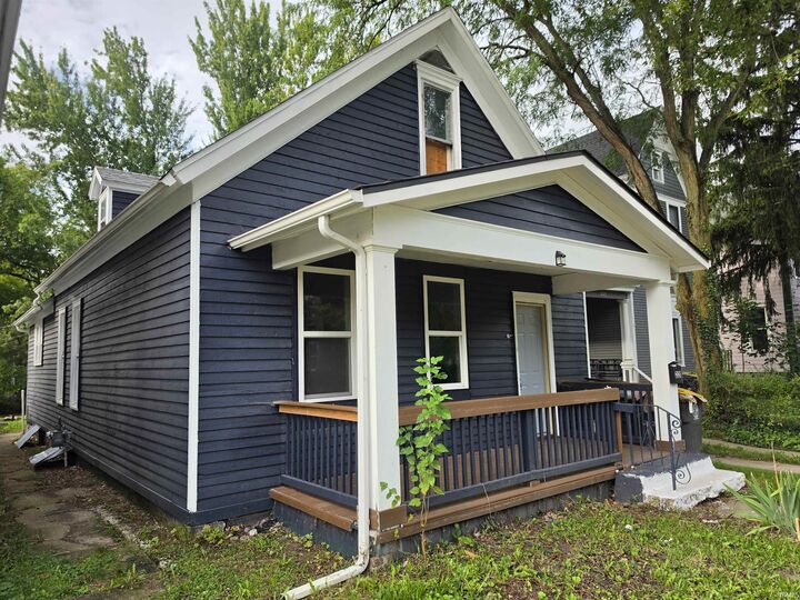 Property Photo:  221 W Woodland Avenue  IN 46807-1327 