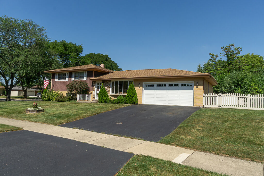 Property Photo:  1101 N Millns Lane  IL 60101 