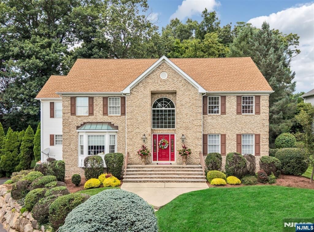 Property Photo:  4 Moccasin Court  NJ 07430 