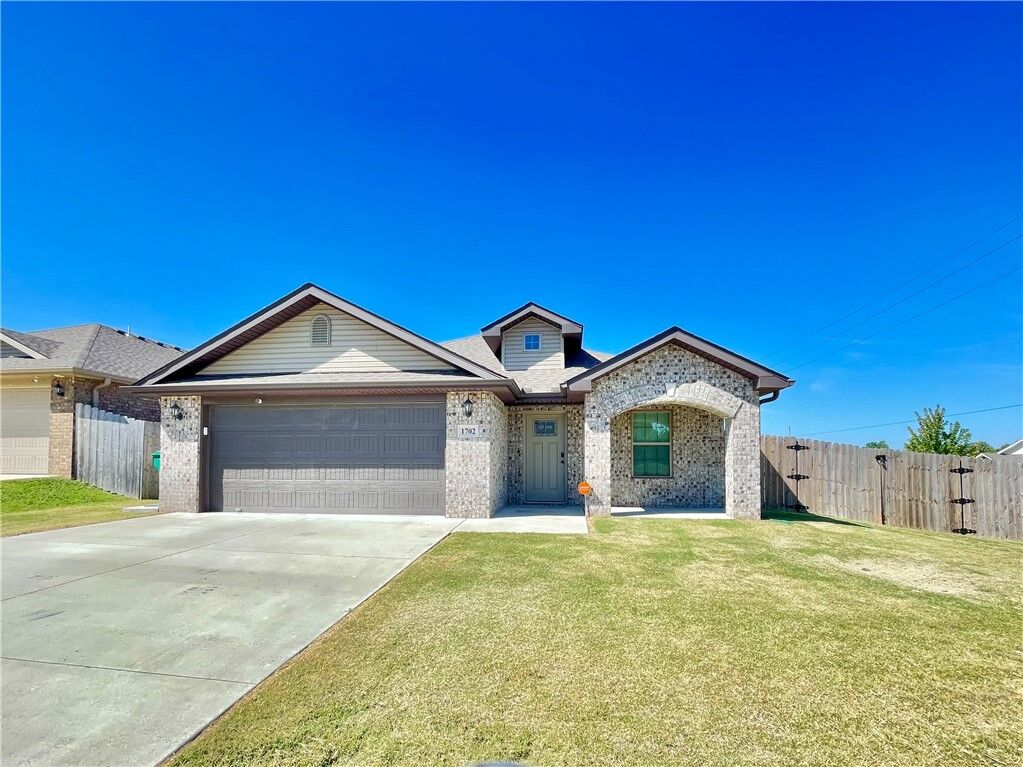 Property Photo: 1702 S K Place AR 72756