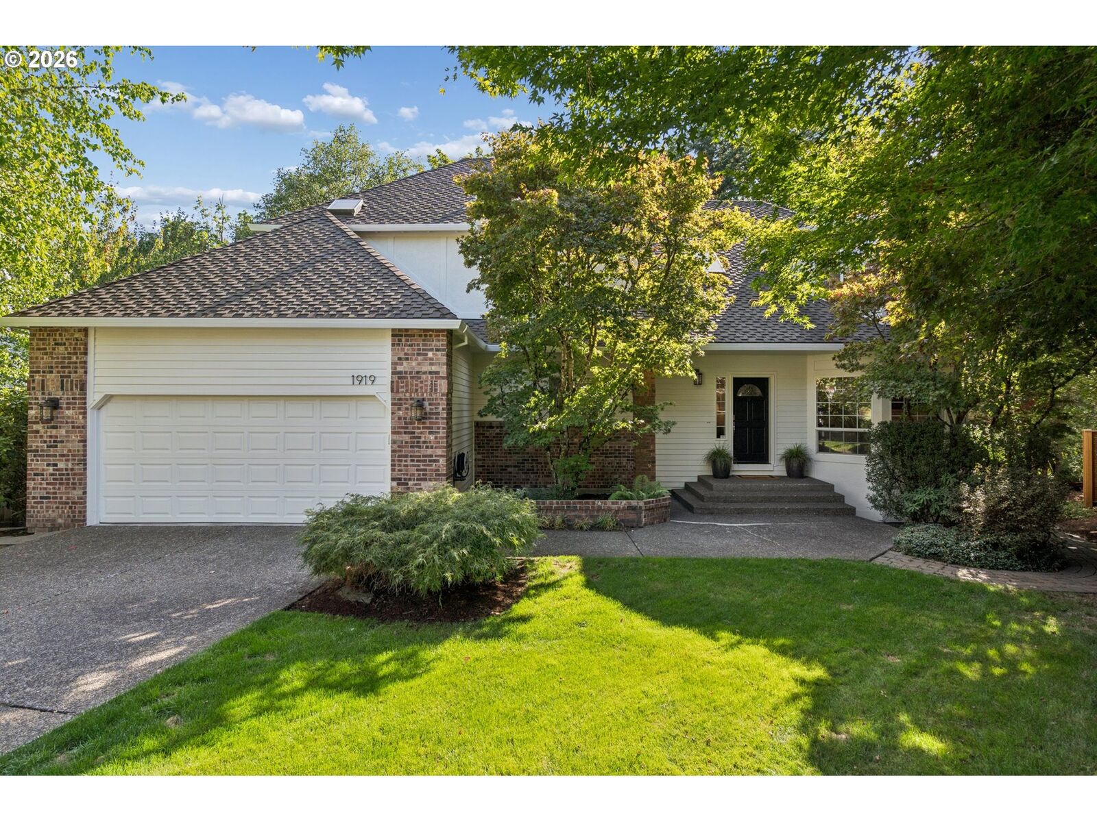 Property Photo: 1919 NW Runnymeade Ct OR 97229
