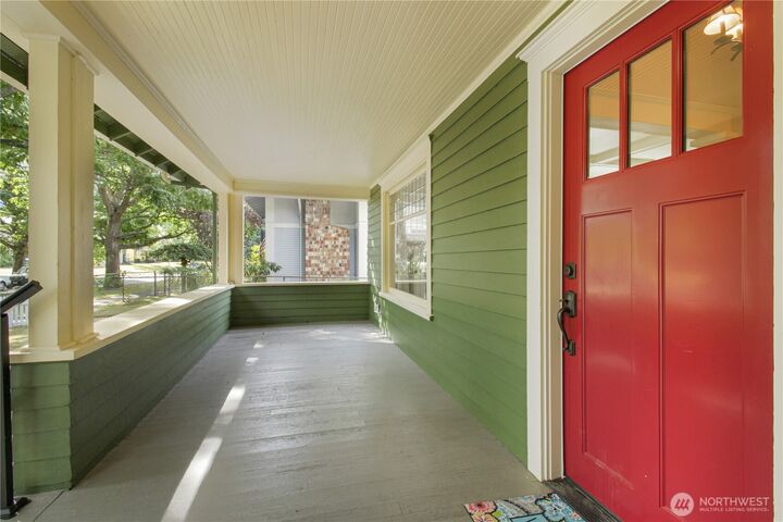 Property Photo: 2318 Baker Avenue WA 98201