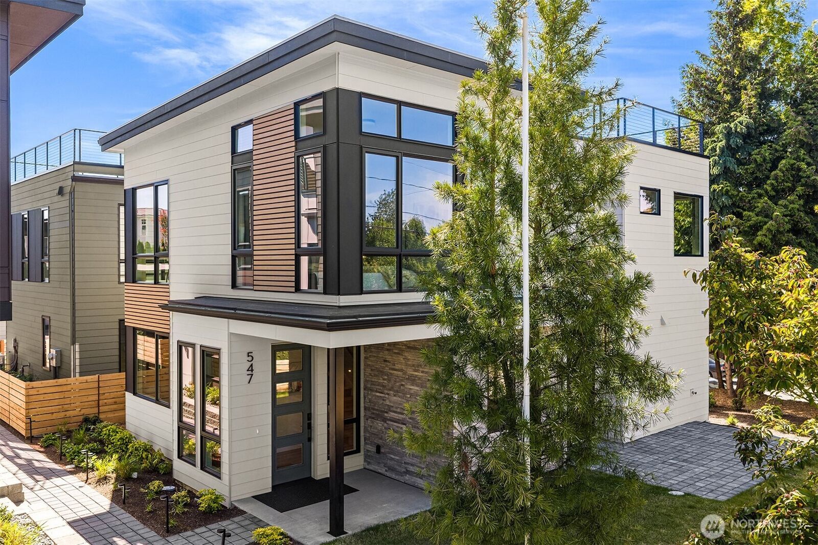 Property Photo:  547  16th Avenue W  WA 98033 