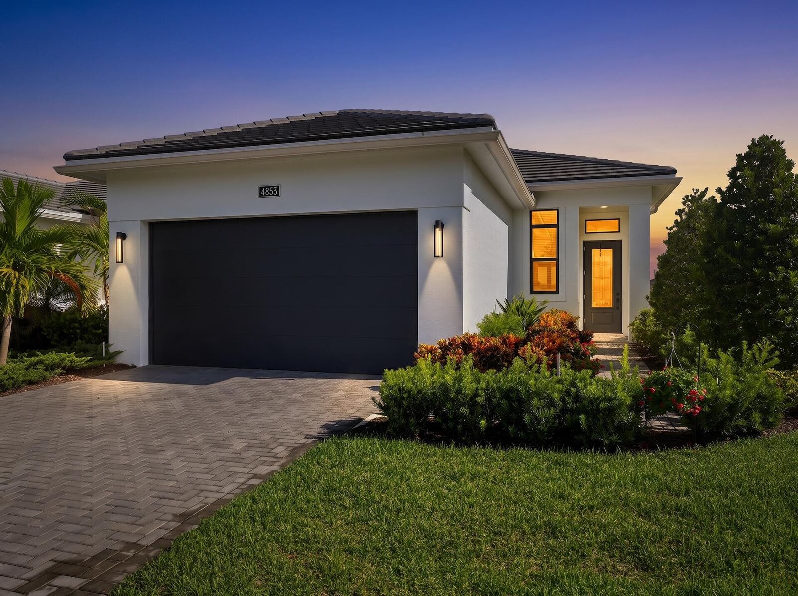 Property Photo:  4853 Saint Armands Way  FL 33470 