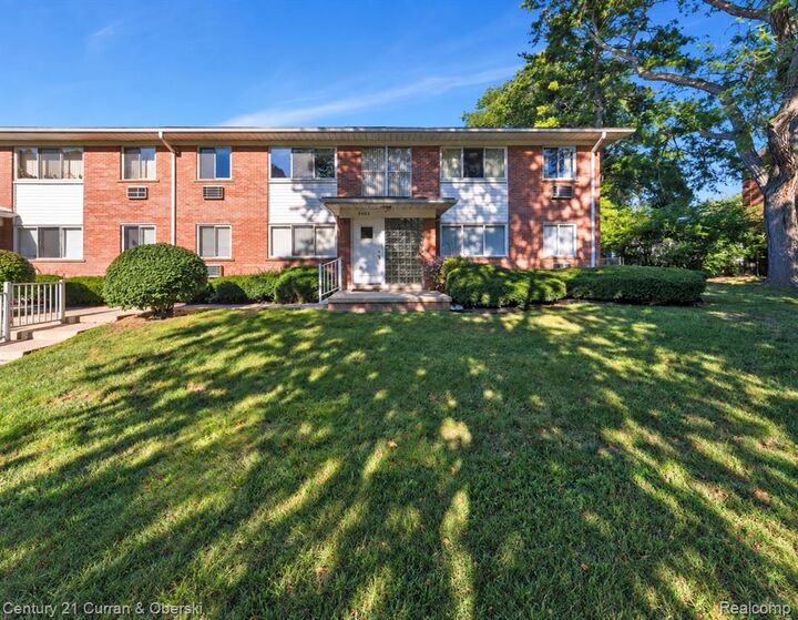 Property Photo:  3400 Elizabeth Drive 6  MI 48183 