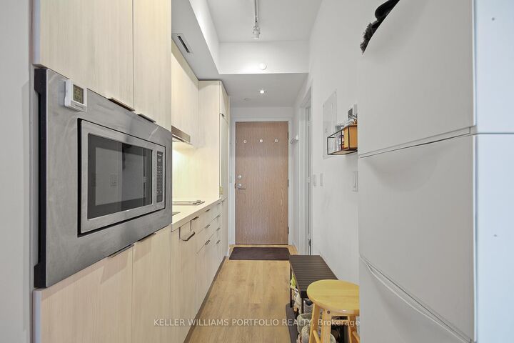 Property Photo:  215 Queen Street W 1909  ON M5V 0P5 