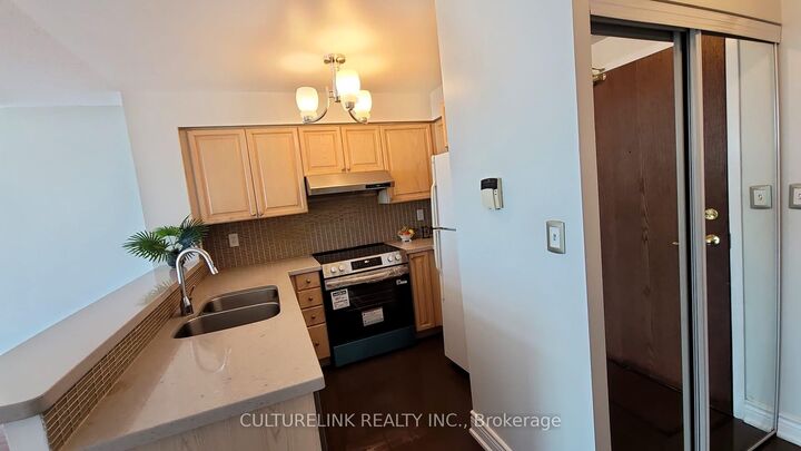 Property Photo:  39 Oneida Crescent Ph 5  ON L4B 4T9 