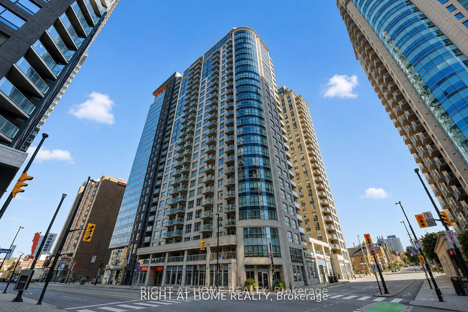 Property Photo:  242 Rideau Street 1601  ON K1N 0B7 