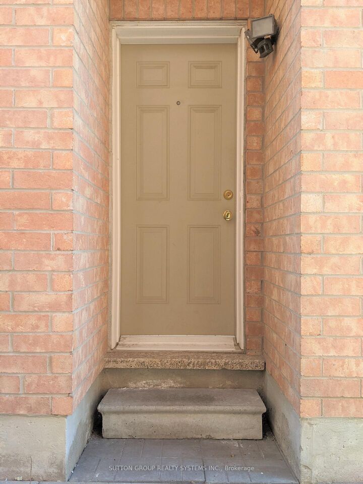 Property Photo:  18 Worthington Avenue Lower  ON L7A 1M9 