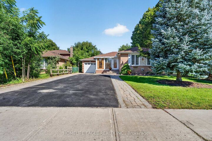 Property Photo:  2 Aurora Heights Drive  ON L4G 2W4 