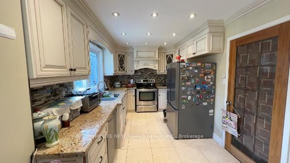Property Photo:  38 Marcelline Crescent Room  2nd Floor  ON M2K 2V7 