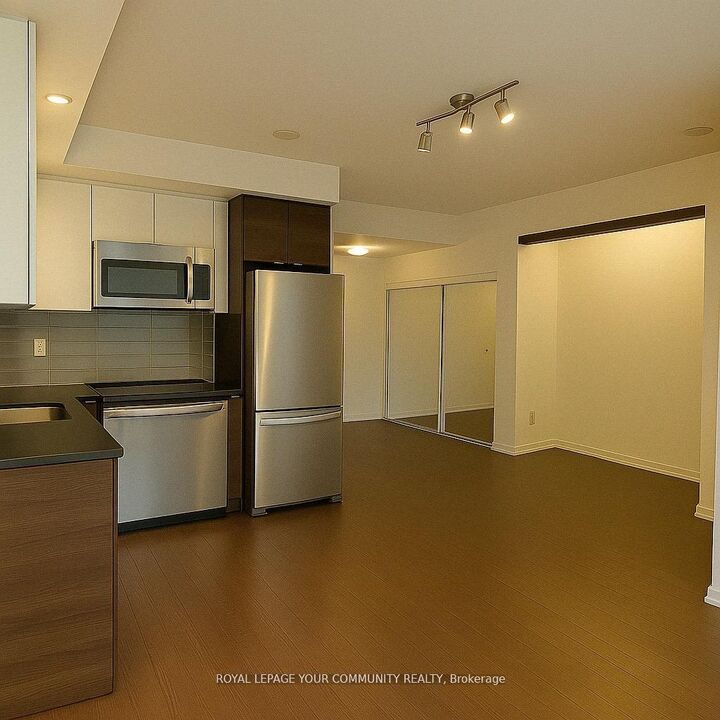 Property Photo:  121 McMahon Drive 3203  ON M2K 2X9 