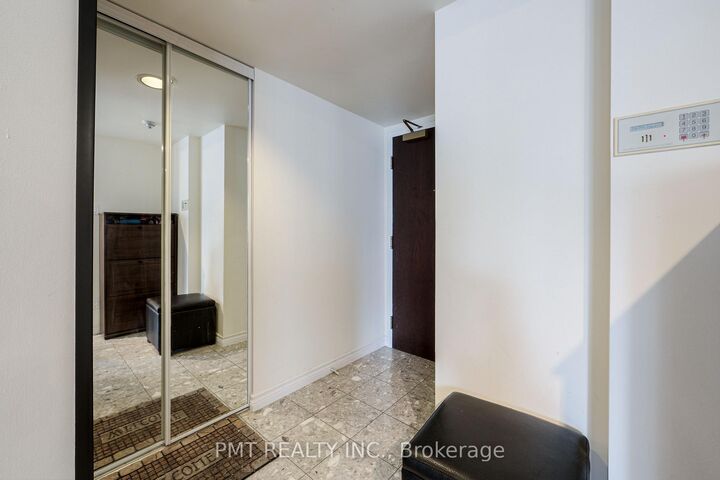 Property Photo: 736 Bay Street 1511 ON M5G 2M4