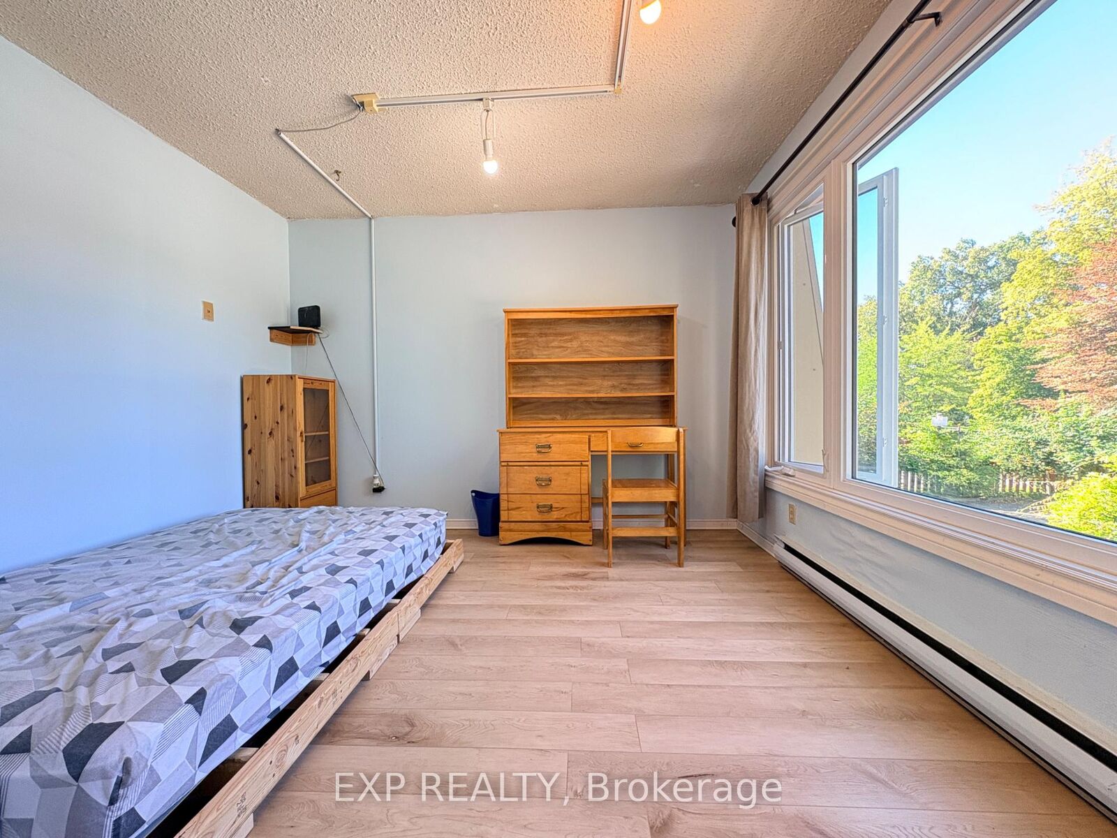 Property Photo:  341 Geneva Street 1  ON L2N 2G3 