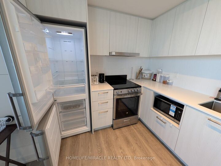 Property Photo:  195 Commerce Street 3912  ON L4K 5Z7 