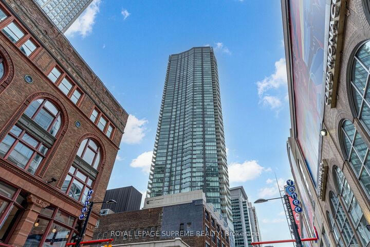 Property Photo:  197 Yonge Street 2112  ON M5B 1M4 