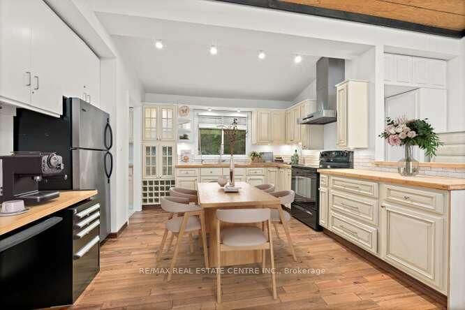 Property Photo:  19 Old Pavillion Road  ON L7C 3J8 