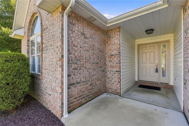 Property Photo:  1010 Sunnyfield Ct  PA 15636 