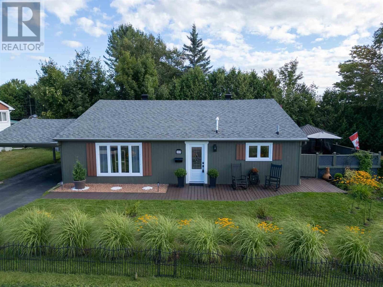 Property Photo:  205 Hillside Dr S  ON P5A 1N4 