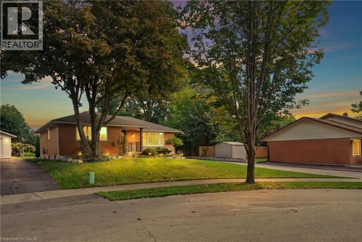 Property Photo:  15 Linton Place  ON N2B 2K1 