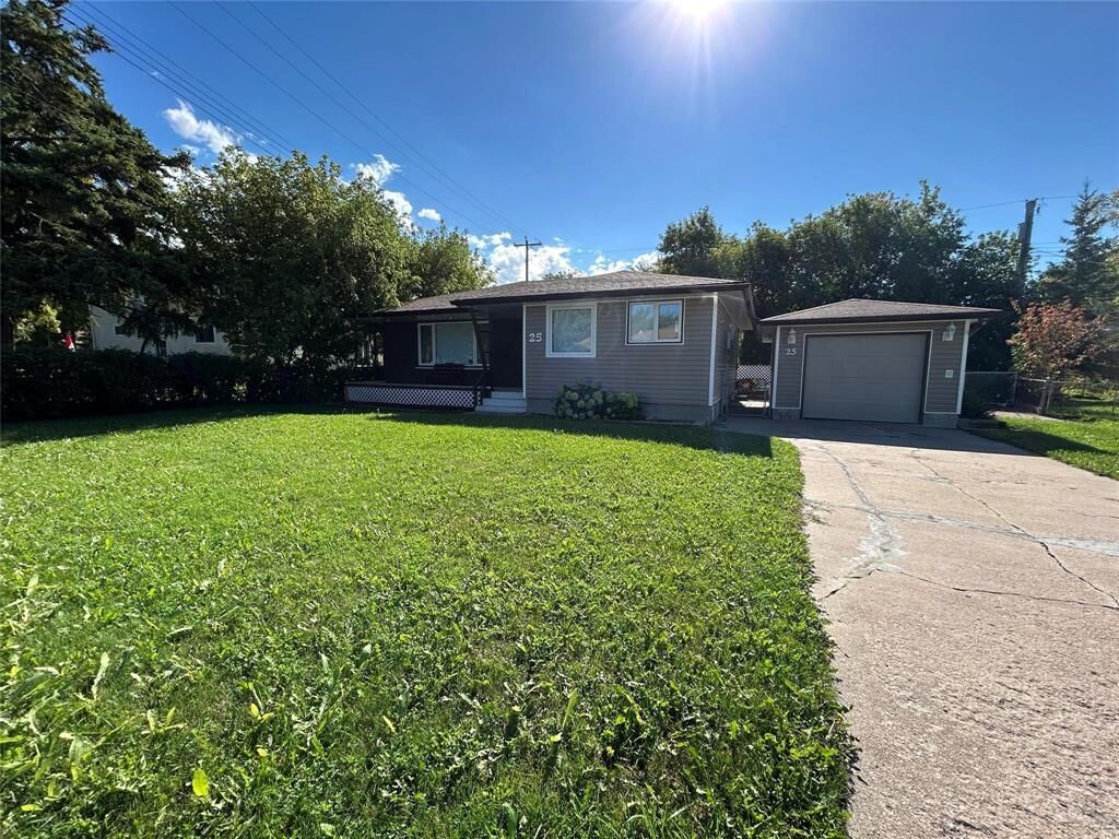 Property Photo:  25 Holly Street  MB R0E 1M0 