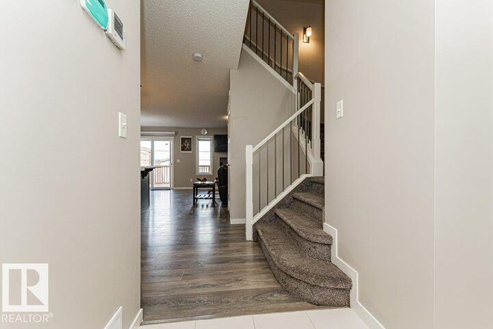 Property Photo:  923 Ebbers Crescent NW  AB T5Y 3V1 