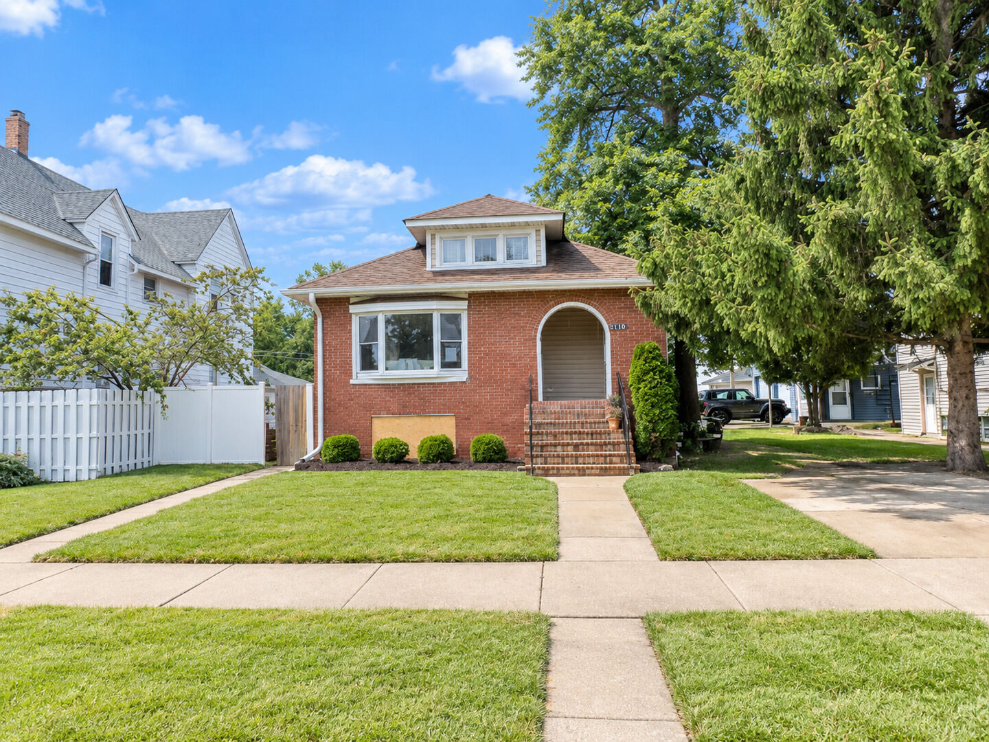 Property Photo:  1110 N 16th Avenue  IL 60160 