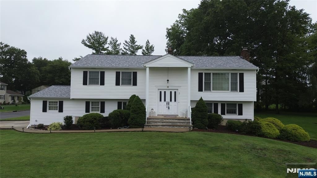 Property Photo:  2 Tanglewood Drive  NJ 07936 