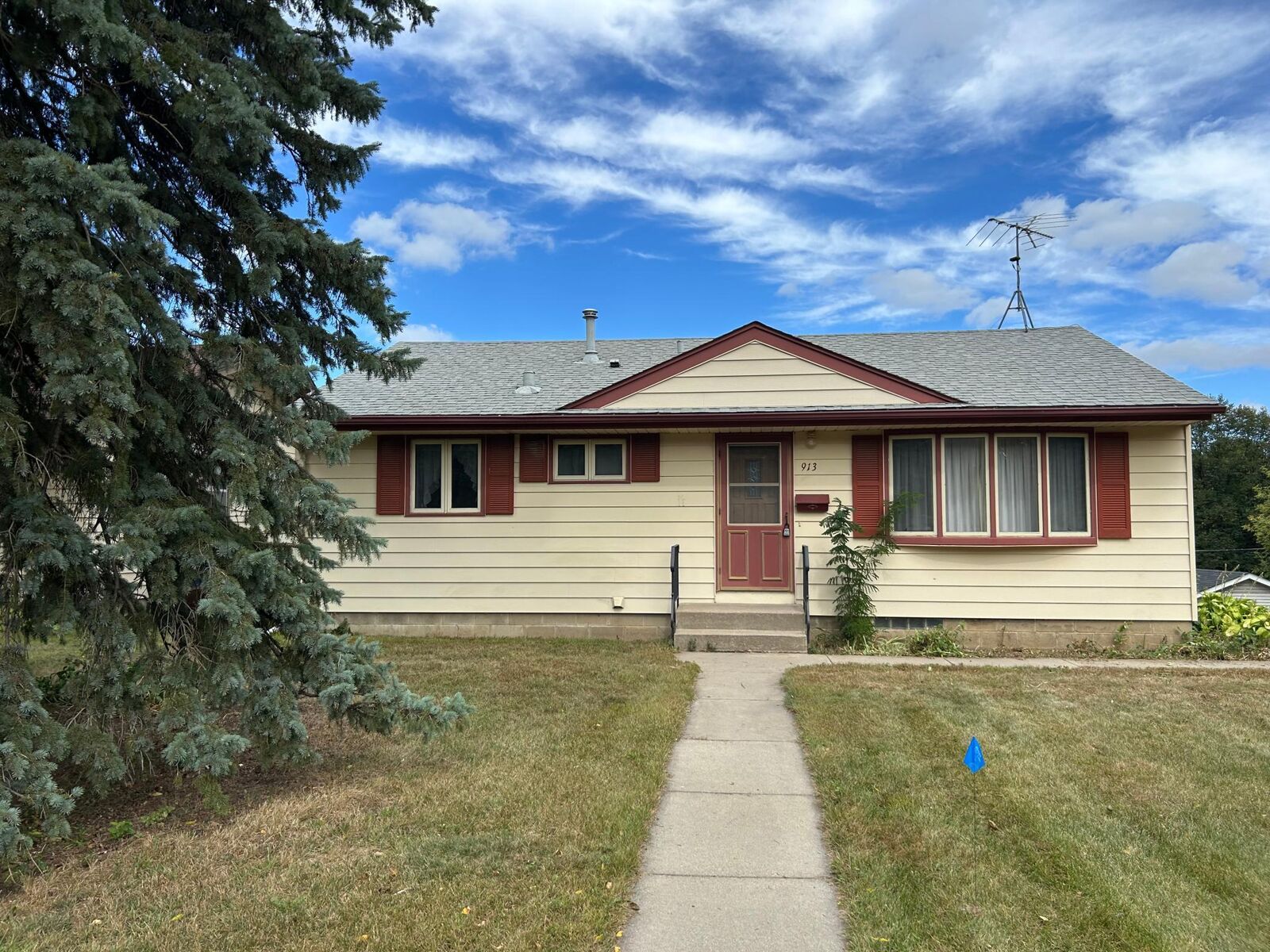 Property Photo:  913 7th Avenue E  MN 55379 