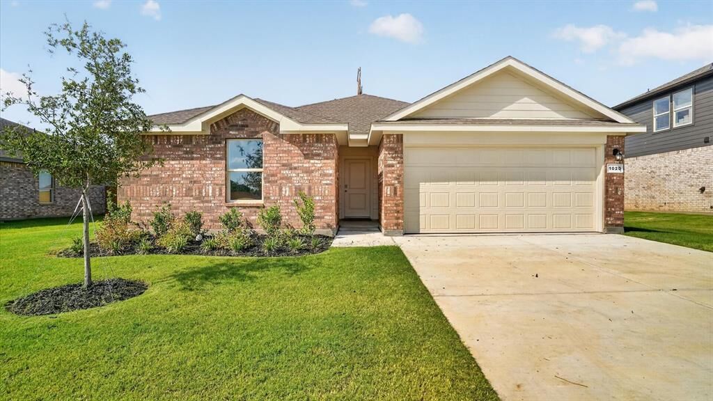 Property Photo: 1020 Boll Weevil Drive TX 76031