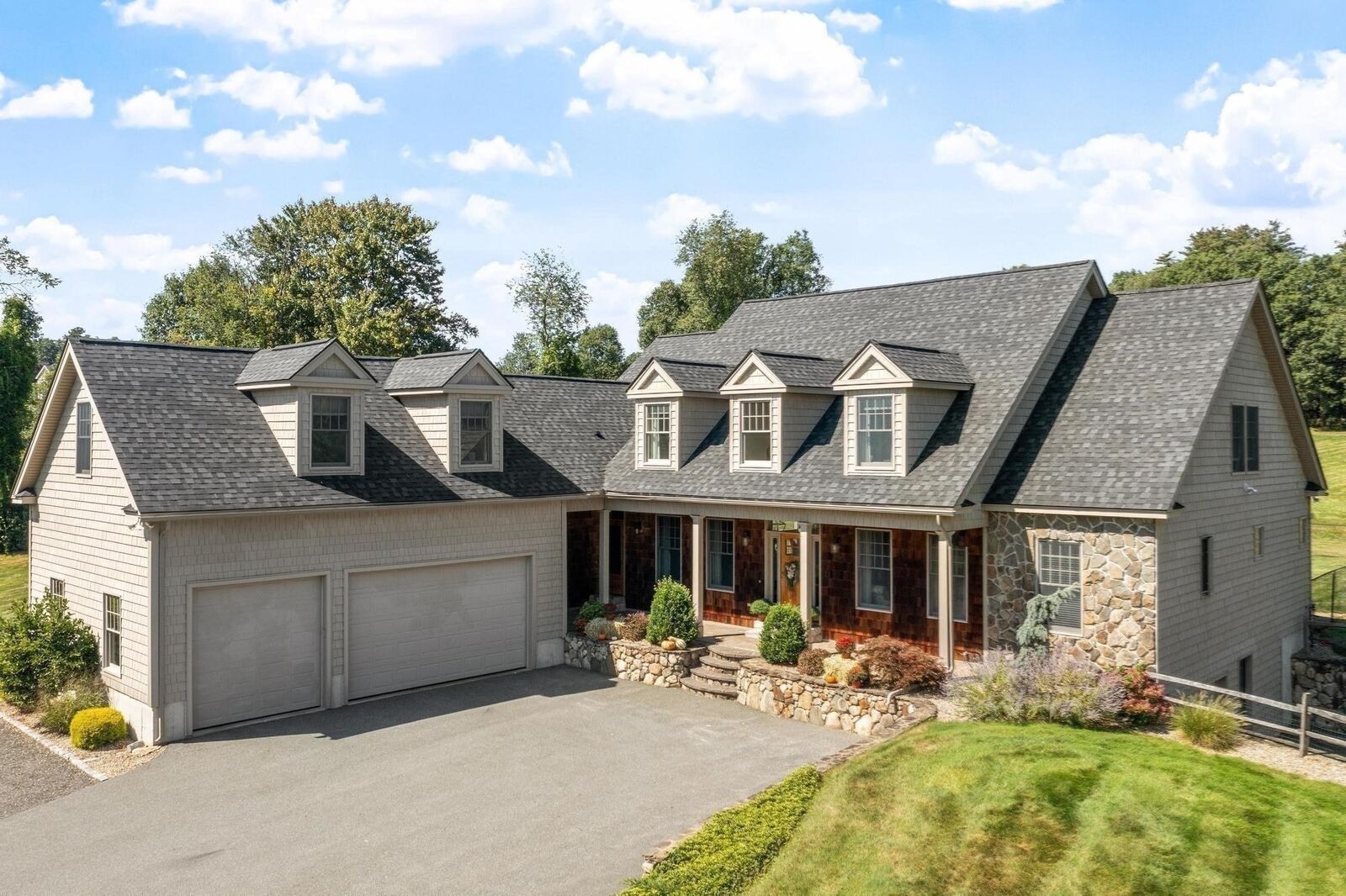 Property Photo:  11 Cider Ln  MA 01826 