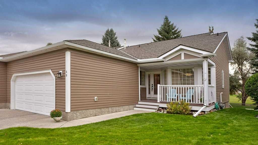 Property Photo:  49 Douglasbank Gardens SE  AB T2Z 2C9 