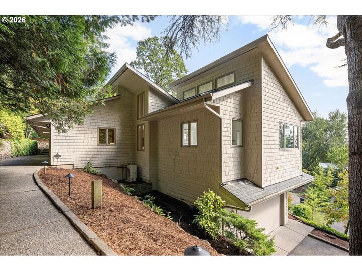 Property Photo:  3320 SW 44th Ave  OR 97221 
