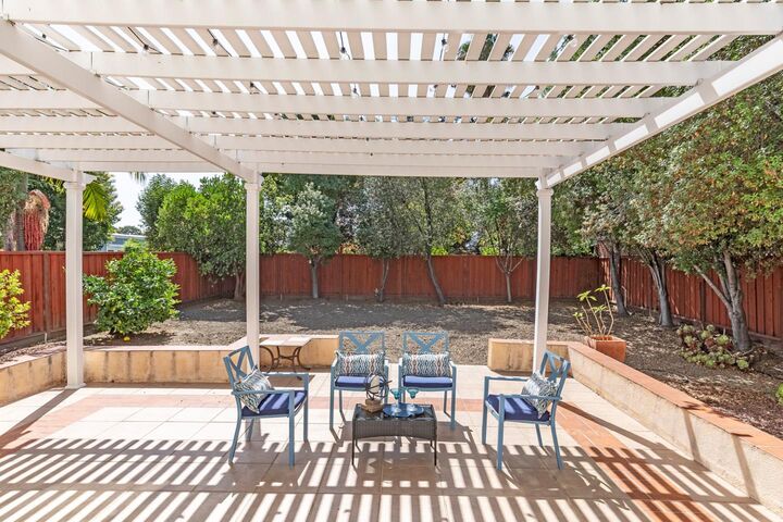 Property Photo:  924 Baines Street  CA 94303 