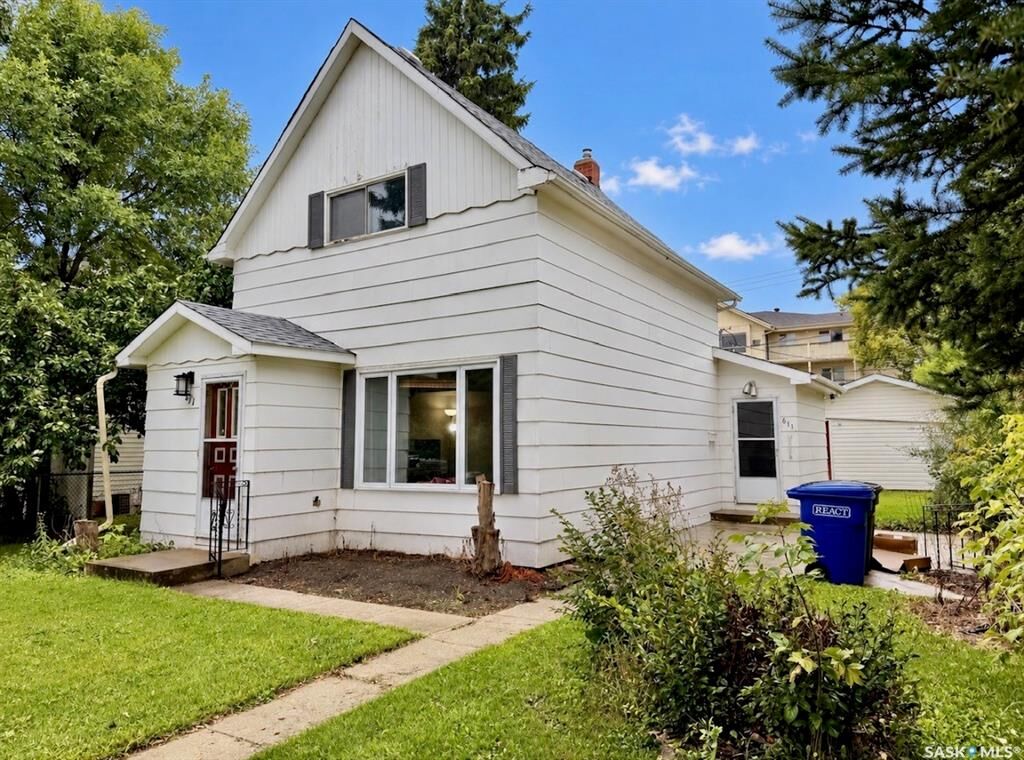 Property Photo:  611 6th Street  SK S0K 2A0 