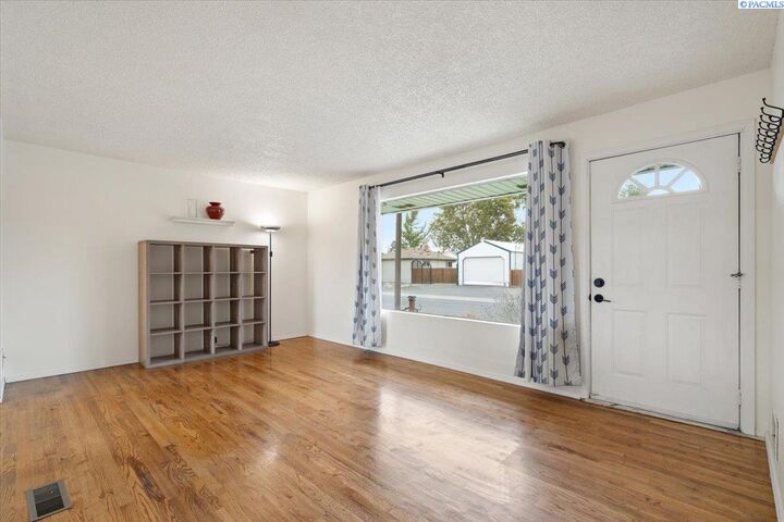 Property Photo: 2035 Blue Ave WA 99354
