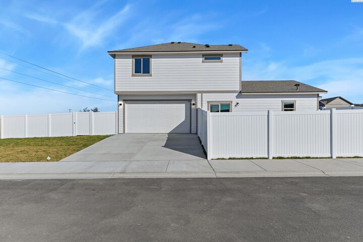 Property Photo:  302 Kraus Ct  WA 99353 