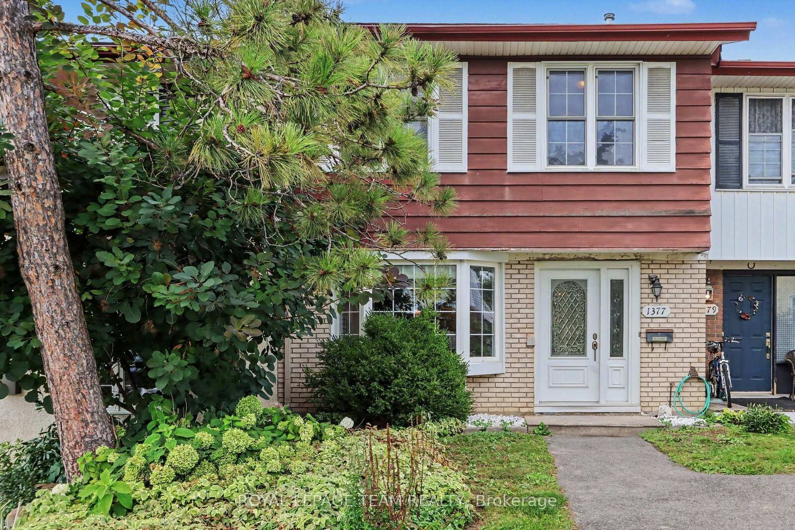 Property Photo: 1377 Guthrie Street ON K2H 7B8