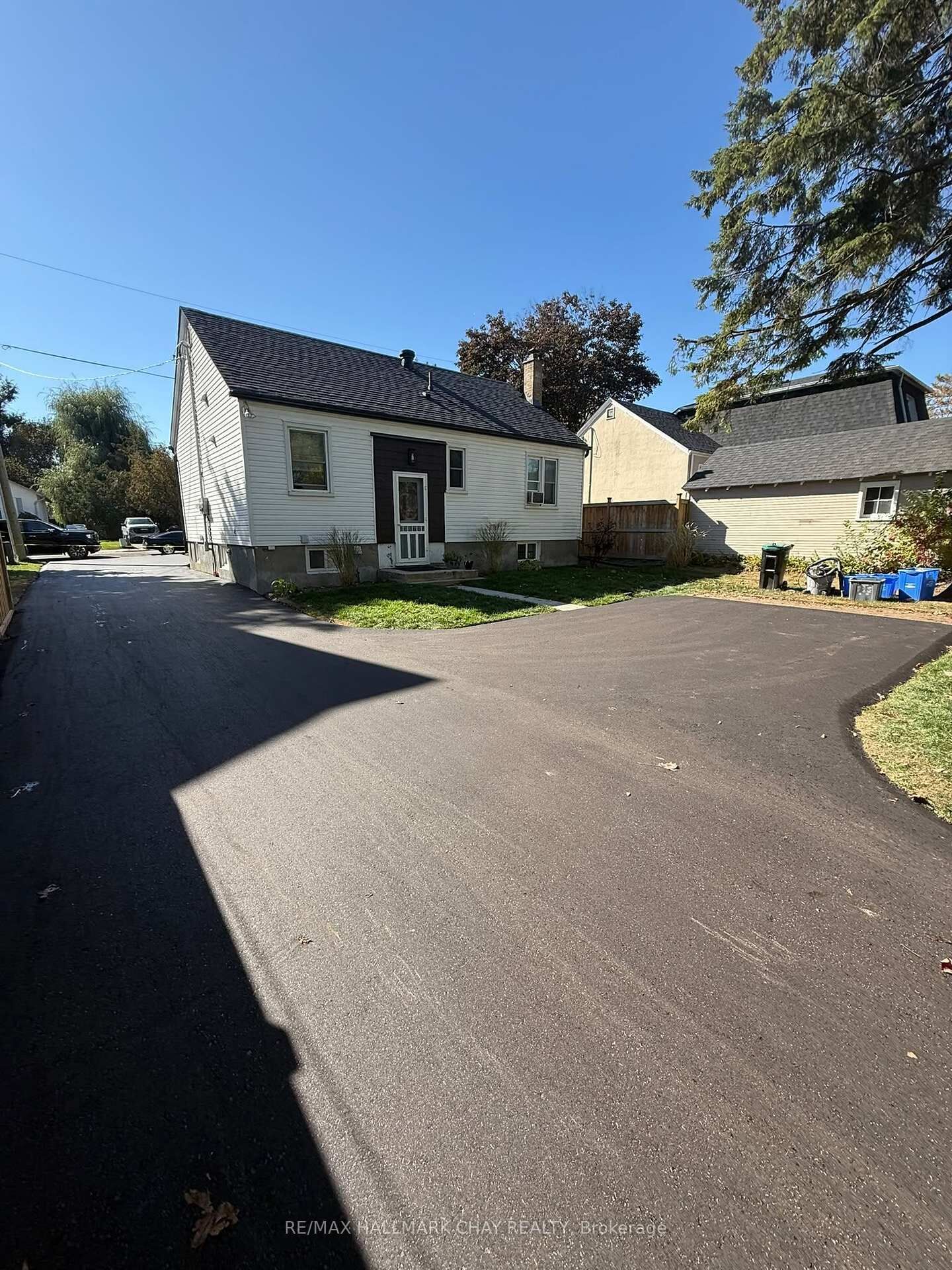 Property Photo:  137 Clapperton Street  ON L4M 3G3 