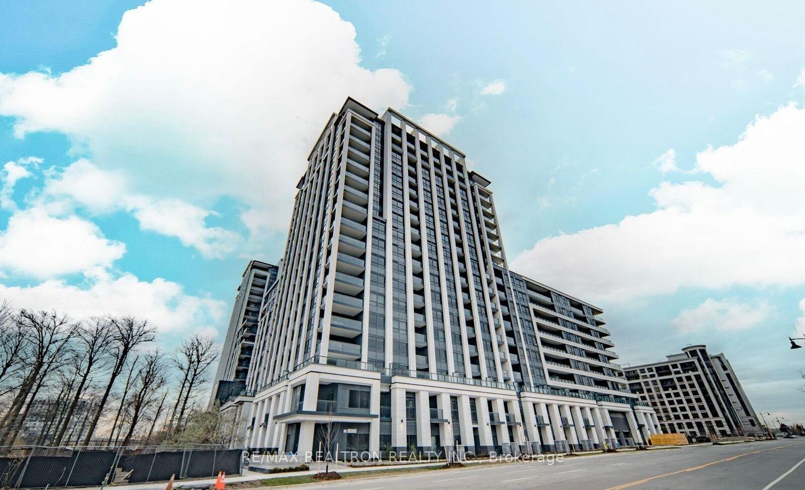 Property Photo:  8 Cedarland Drive 925  ON L6G 0H4 