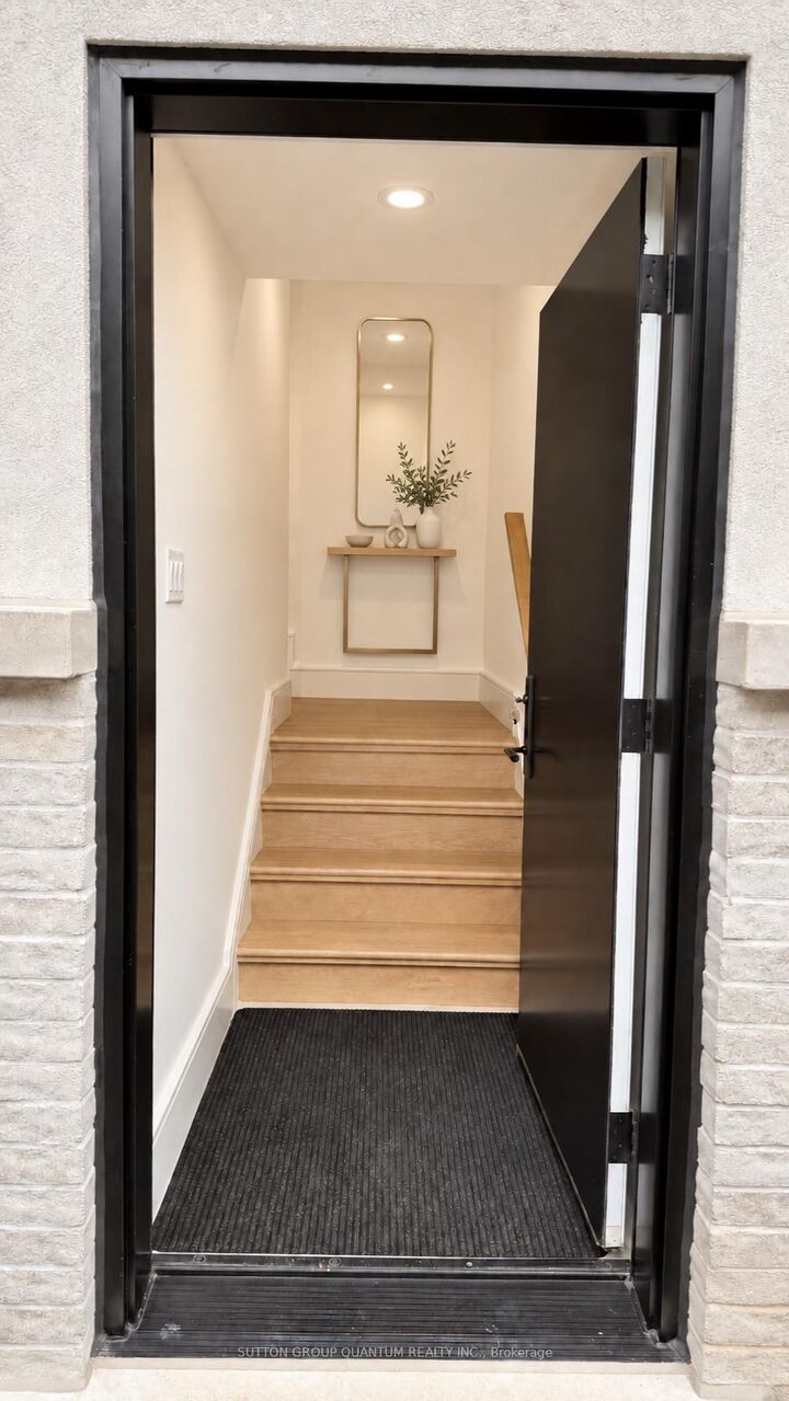Property Photo:  43 Elmwood Avenue N #2  ON L5G 3K1 
