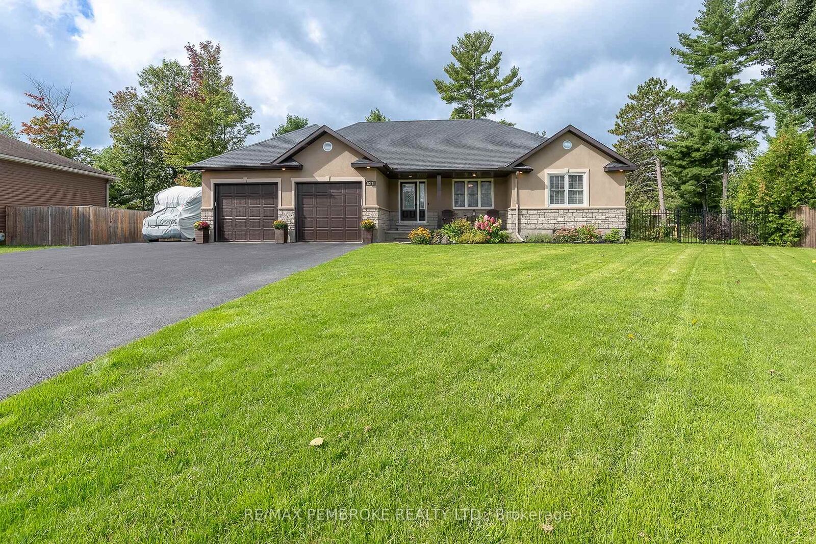 Property Photo:  221 Oriole Crescent  ON K8H 0A7 