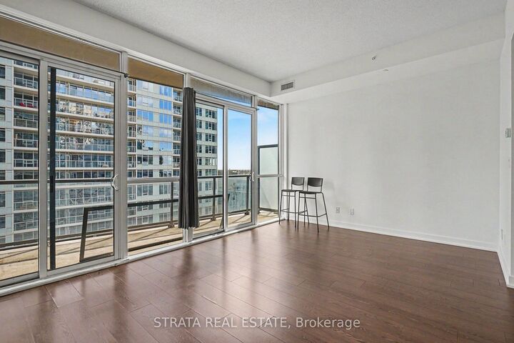 Property Photo:  20 Bruyeres Mews 1510  ON M5V 0G8 