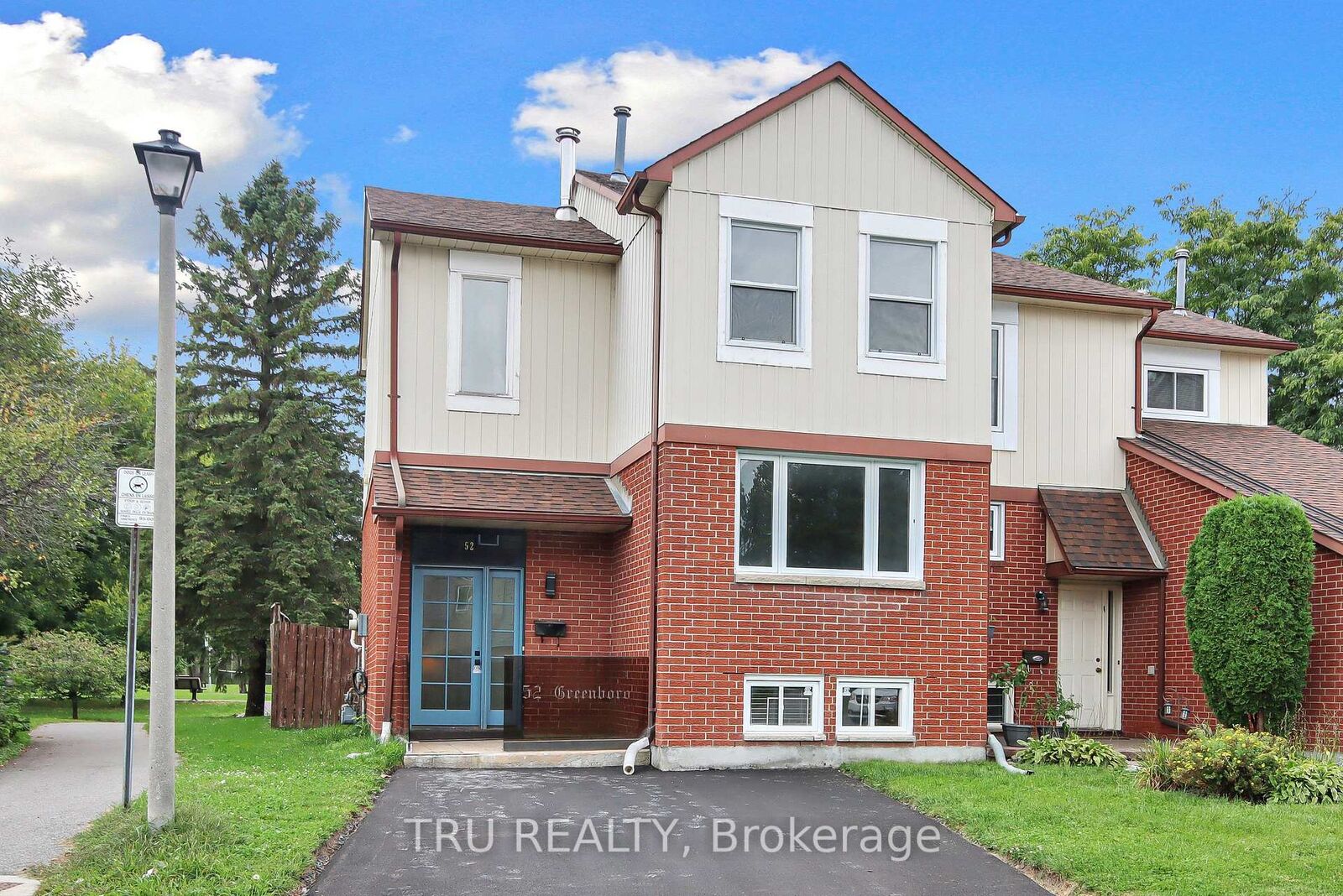 Property Photo:  52 Greenboro Crescent  ON K1T 1W5 