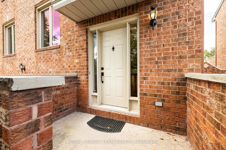 Property Photo: 17 Catherwood Court ON K2K 2K1