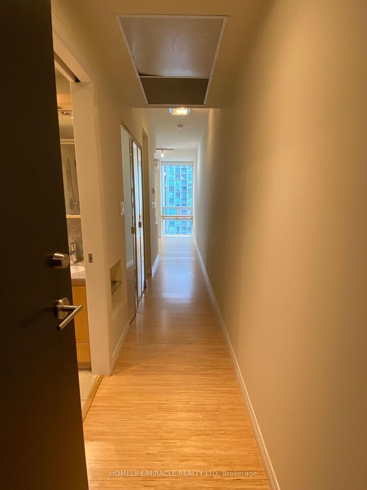 Property Photo: 3504 Hurontario Street 2606 ON L5B 0B9